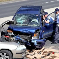 Voznica osebnega avtomobila je na Šmarski cesti v Kopru  iz 
neznanega razloga zapeljala na nasprotni vozni pas in trčila v 
nasproti vozeči avtomobil.