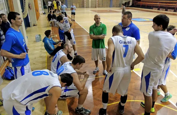 Trener Martin Novak je s svojimi fanti ob koncu sezone ujel 
ritem in drugoligaški status. 