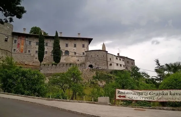 Konec tedna je napis v Štanjelu še vedno vabil v grajsko 
restavracijo, vendar je bila ta zaprta.