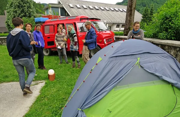 Umetniki Nomadic village ta teden ustvarjajo skupaj s 
Cerkljani.