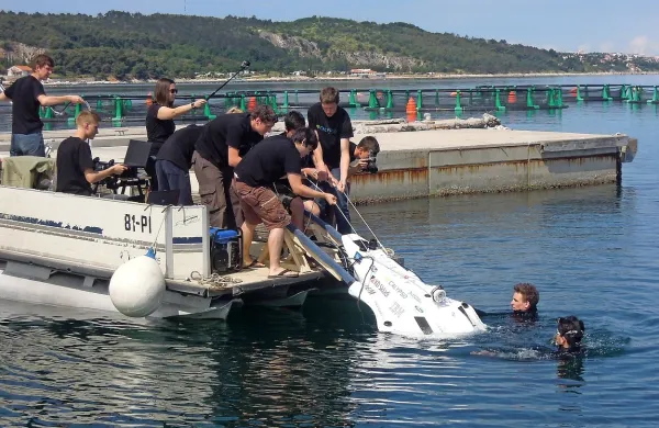 Podmornica Calypso, plod znanja dijakov Gimnazije Vič, je 
uspešno splavala v morje pred ribogojnico Fonda.