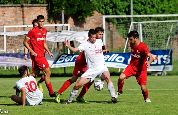 Luka Spetič (v ospredju) je dosegel edini zadetek na tekmi, v 
kateri je Kras znova izpadel v nižjo ligo.