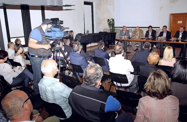 Udeleženci   okrogle  mize v Izoli so to, da država razmišlja o 
uvedbi cestninjenja na novem odseku hitre ceste med 
Koprom in Izolo, označili za “kriminal” in “nacionalno sramoto”. 