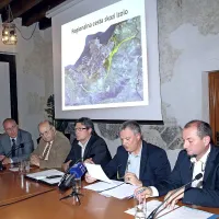   Na okrogli mizi, ki sta jo pripravili izolska občina in TV 
Koper-Capodistria, so govorili (z leve) Tomi Brezovec, Livio 
Jakomin, Igor Kolenc, Marko Pavliha in Gašpar Gašpar 
Mišič.