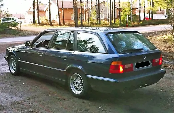 S takim starejšim črnim karavanom BMW 525 tds je minuli 
teden pred novogoriškimi policisti bežal Matjaž Trampuž.