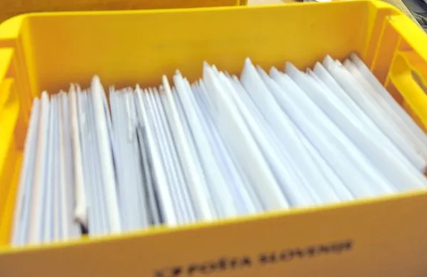 Od sto pošiljk jih je le trinajst prispelo na cilj nepoškodovanih 
in v danem roku dostave.