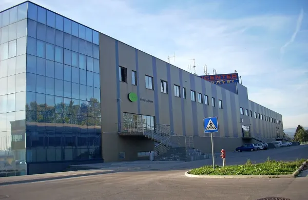

Poleg obeh hotelov so naprodaj  še objekt Senožeče, kompleks Kazarje (na fotografiji) n stara banka. Kot je povedal 
Taljat, je zaenkrat prejel osem ponudb petih različnih ponudnikov za različne nepremičnine.