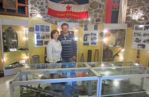 V pritličju vojaškega muzeja v Lokvi je Srečko Rože skupaj s 
soprogo Ireno pripravil razstavo z naslovom Osvoboditev 
Krasa in Brkinov 1945, ki  jo bodo odprli v soboto ob 17. 
uri. 

