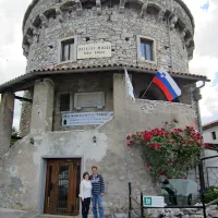 Beneški stolp v Lokvi, v katerem ima Srečko Rože že 21 let  
vojaški muzej, bo odslej v celoti namenjen  muzeju.  