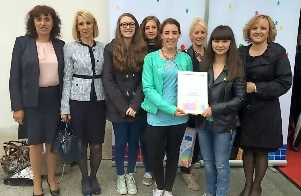 Priznanja so se poleg  učenk razveselile še mentorica šolskega zbora Ada Škamperle, ravnateljica  Damjana Gustinčič, 
njena pomočnica Nives Skuk in divaška županja Alenka 
Dolgan Štrucl.