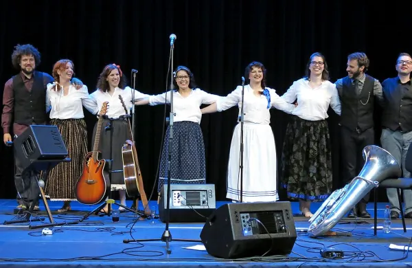 Na odru so se Rudiju Bučarju, harmonikarju Janezu Dovču (levo) in tubistu Goranu Krmcu (desno) pridružile tudi Frčafele, s 
katerimi je lani na Melodijah morja in sonca zapel skladbo Sen znala jes in slavil zmago.