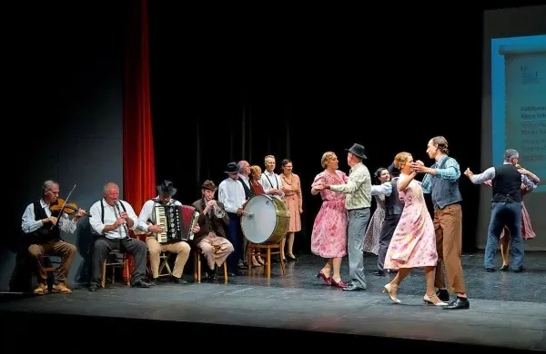 V Postojni je gostovalo sedem folklornih skupin; na fotografiji 
plešejo člani Folklornega društva Gartrož iz Nove Gorice. 
