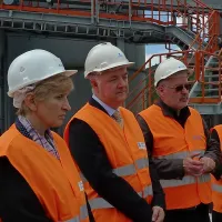Irena Majcen (prva z leve) se je ob včerajšnjem  obisku 
severne Primorske pomudila tudi v Salonitu. Ta je vse  prej kot 
Lafarge, je med drugim zatrdila.