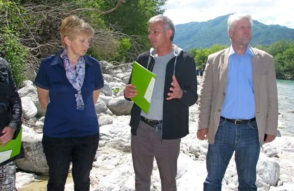 Ministrica za okolje in prostor Irena Majcen (ob njej je   
strokovnjak za repopulacijo Soče in pritokov Dušan Jesenšek) si je med obiskom severne Primorske ogledala tudi 
prizorišče interventnega utrjevanja brega Soče pri vasi Ladra 
v  kobariški občini, kjer je jeseni prišlo do nepotrebnega 
uničenja iker avtohtone soške postrvi.  