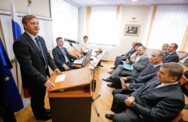 Ministrstvo za zunanje zadeve lahko slovenskim podjetjem v 
tujini pomaga na različne načine, predvsem pri vzpostavitvi 
prvih stikov, ki so bistveni za posel, je na današnji predstavitvi 
aktivnosti gospodarske diplomacije kot pomoč slovenskim 
podjetjem v Tolminu povedal minister za zunanje zadeve Karl 
Erjavec.