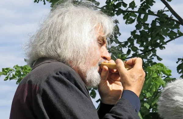  Ljuben Dimkaroski z repliko neandertalčeve piščali.