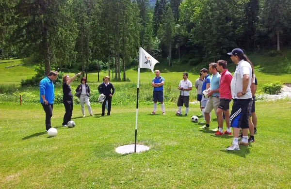 včeraj se je v igranju footgolfa preizkusil tudi  nogometni 
veteran, bovški župan Valter Mlekuž (prvi z leve). 