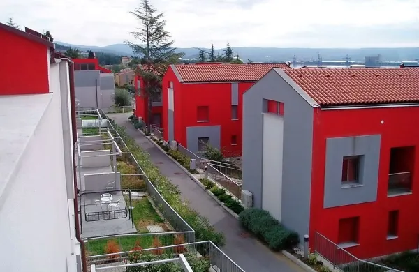 Stečajni upravitelji Primorja Rudolf Hramec je na današnji 
dražbi prodal 15 od 53 apartmajev v počitniškem naselju 
Oltra v Ankaranu in 25 parkirnih mest, s prodajo pa iztržil 2,1 
milijona evrov.
