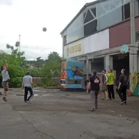 Igranje košarke med Indemajskimi igrami; koš lahko uporabljajo vsi obiskovalci.
