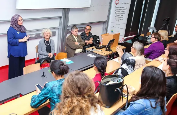 “Naš največji problem v BiH je zavračanje realnosti, vsega, kar 
se je zgodilo, negacija dogodkov in iz tega se lahko razvije 
pozabljanje,” pravi direktor Inštituta za pogrešane osebe v 
Bosni in Hercegovini Amor Mašović (drugi z desne).