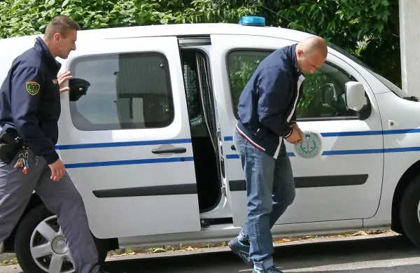 “Dejanja nisem storil in ostajam pri tej zgodbi. Pred seboj 
imate napačnega človeka,” je tik pred razglasitvijo sodbe 
včeraj dejal Ilija Šormaz. 