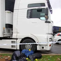Uro in pol po prijetju Srba je voznik belega tovornjaka skozi 
okno zmetal sto kilogramov kokaina in  zbežal.