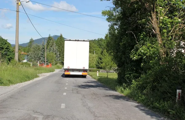 Na cesti skozi Kal, ki je mestoma bolj podobna drči, se zdaj 
dva tovornjaka le stežka srečata, pešci pa se v tem primeru 
skorajda nimajo kam umakniti. 



