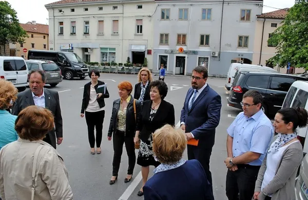 Ministrica za kulturo je včeraj iz prve roke izvedela, kaj 
načrtujejo v Ajdovščini. Če bo denar in če bodo prepričljivi, 
bodo morda dobili tudi kaj evrov kulturnega ministrstva. 