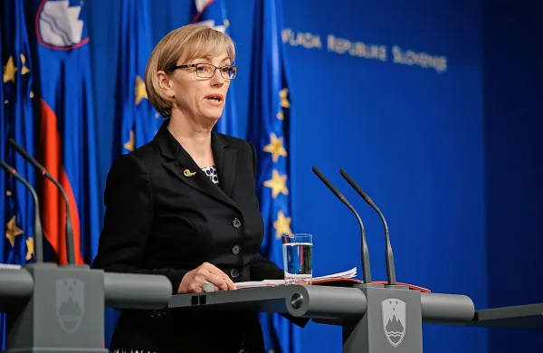 Vlada je na današnji seji za nadaljnjo obravnavo sprejela 
predlog zakona za izvršitev lanske sodbe Evropskega sodišča za človekove pravice v Strasbourgu glede še nepoplačanih deviznih varčevalcev nekdanje Ljubljanske banke 
v podružnicah Zagreb in Sarajevo, je po seji vlade sporočila 
državna sekretarka na finančnem ministrstvu Irena Sodin.