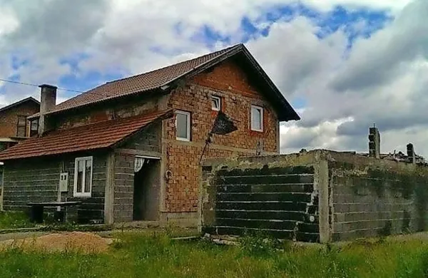 Zastava skrajne skupine Islamska država je bila izobešena na 
eni od hiš v vasi Ošve v občini Maglaj na severu Bosne in 
Hercegovine.