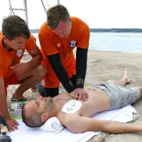 Do prihoda zdravstvenih reševalcev prvo pomoč utopljencem nudijo kopališki reševalci. 