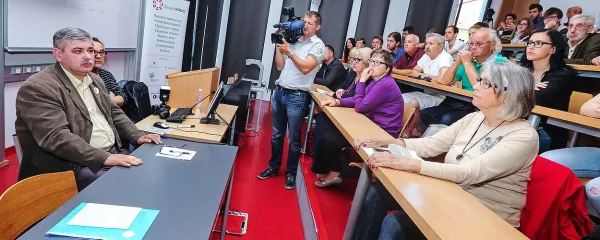Amor Mašović je v Kopru predstavil prizadevanja za izkop in identifikacijo žrtev vojne v Bosni in Hercegovini  
