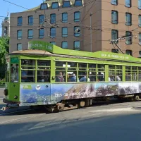 Po Milanu vozi tramvaj, poslikan s prizori iz Posočja in z 
napisi, ki vabijo na obeleževanje stote obletnice soške fronte. 
Delegacija iz Kobarida je pred dnevi projekt predstavila 
italijanskim novinarjem. 


