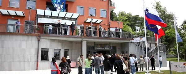 Dekan Turistice dr. Anton Gosar (levo) je pozdravil udeležence strokovnega omizja o prihodnosti slovenskega 
turizma, s katerim je Turistica zaokrožila praznovanja ob 20-letnici. Med njimi sta bila tudi premier Miro Cerar in 
minister Zdravko Počivavšek,  manjkali pa so ključni predstavniki lokalnega turističnega gospodarstva. 