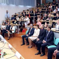 Dekan Turistice dr. Anton Gosar (levo) je pozdravil udeležence strokovnega omizja  o prihodnosti slovenskega turizma, s katerim je Turistica zaokrožila praznovanje ob 
20-letnici. Med njimi sta bila tudi premier Miro Cerar in 
minister Zdravko Počivalšek, manjkali pa so ključni predstavniki lokalnega turističnega gospodarstva.
