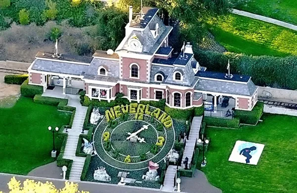 Nekdanje posestvo ameriškega pokojnega pop zvezdnika 
Michaela Jacksona Neverland je nepremičninsko podjetje 
Colony Capital, ki si ga lasti od leta 2008, dalo na prodaj za 
100 milijonov dolarjev.