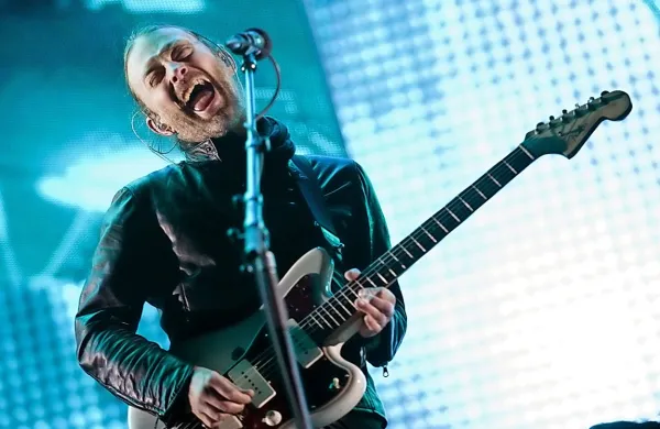 Thom Yorke (na fotografiji), gonilna sila alternativne rock 
skupine Radiohead, je za razstavo umetnika Stanleyja Donwooda napisal 432 ur dolgo glasbeno spremljavo Subterranea, v kateri se niti dve minuti ne ponavljata.