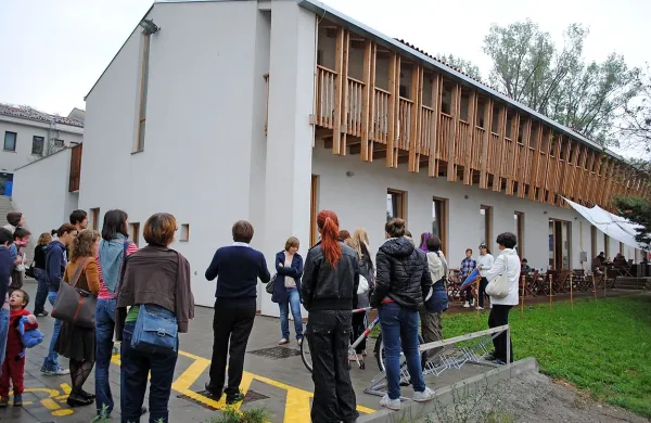 Tudi Mladinski center in hotel Hiša mladih je nastal iz nekdaj vojaške stavbe.