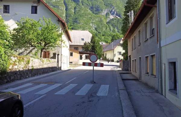 Do konca junija  bodo na cesti od Dvora do trga popolne 
zapore, zato priporočajo vstop z obvoznice pri letališču.