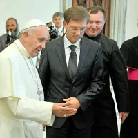 Predsednika vlade Mira Cerarja je danes ob začetku uradnega obiska v Vatikanu na zasebni avdienci sprejel papež 
Frančišek. 