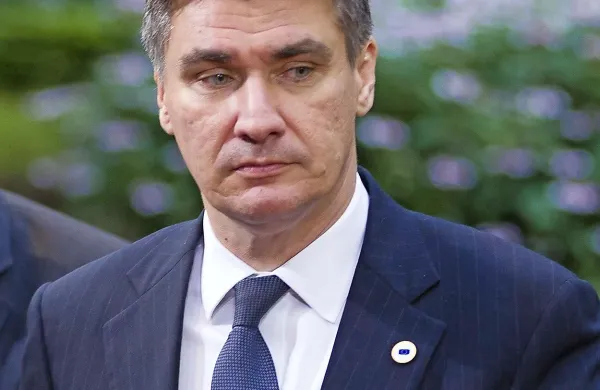 Nekaj deset hrvaških veteranov, med katerimi jih je bilo več 
na invalidskih vozičkih, je v četrtek prišlo na trg svetega 
Marka, kjer so zahtevali sprejem pri premierju Zoranu Milanoviću.