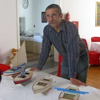 Slobodan Simič Sime ob že sestavljenih batanah.