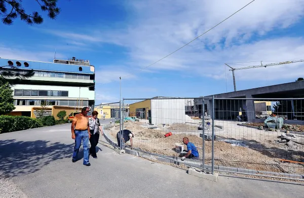 Zaradi gradbenih del bodo morali kmalu zapreti glavni vhod 
izolske bolnišnice.