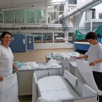 Delavci lucijske pralnice med odpovednim rokom, ki se izteče 
v drugem tednu junija, delajo s polno paro. 
