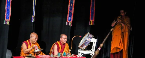 Plese so menihi pospremili s  tradicionalnimi tibetanskimi glasbenimi instrumenti.