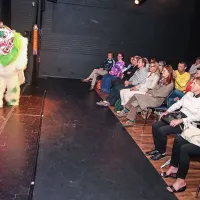 Ples snežnega  leva. Tibetanski sveti plesi izvirajo  iz najstarejših budističnih praks, v katerih so veliki budistični 
mojstri svoje videnje božanstev v gibanju  predajali svojim učencem.