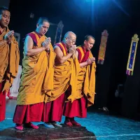 Uvodna molitev tibetanskih menihov, kot jo   izvajajo tudi v svojem samostanu Sera Jey  na jugu Indije