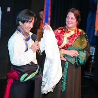 Z menihi sta  v Koper prišla tudi Gonpo Kyab, edini Tibetanec, 
ki živi v Sloveniji, in njegova žena Mojca Savski. Na njunem 
posestvu pri Dobrni gojita  tudi  jake. 
