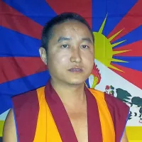 Lama Geshe Sanghe: “Vsako jutro molimo za vsa 
čuteča bitja na tem planetu. Vsem želimo, da bi 
bili srečni.”  