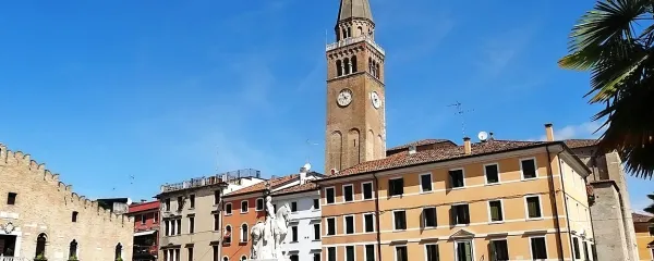  59 metrov visok zvonik ob stolnici sv. Andreja v Portogruaru sicer ni tako nagnjen kot tisti v Pisi, a je kljub temu mestna znamenitost. Vsako leto se nagne za nekaj milimetrov. 